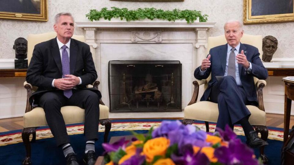 US-Präsident Joe Biden und der Sprecher des Repräsentantenhauses Kevin McCarthy rangen monatelang um einen Kompromiss - am Samstagabend gab es einen Durchbruch
