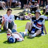 Am Ende sinken viele auf den Rasen, von dem sie eigentlich ein Stück als Andenken an den Aufstieg mitnehmen wollten.