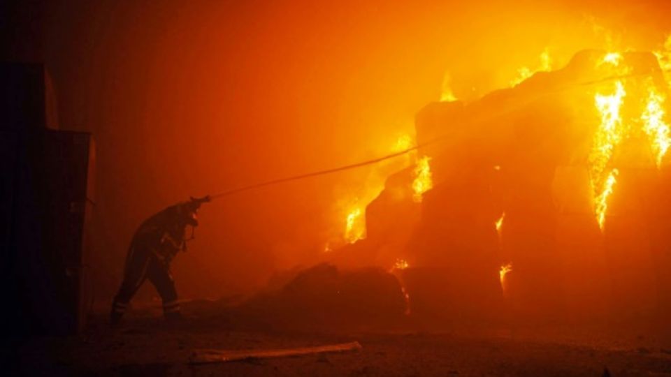 Feuerwehrmann beim Löschen  nach einem Drohnenangriff