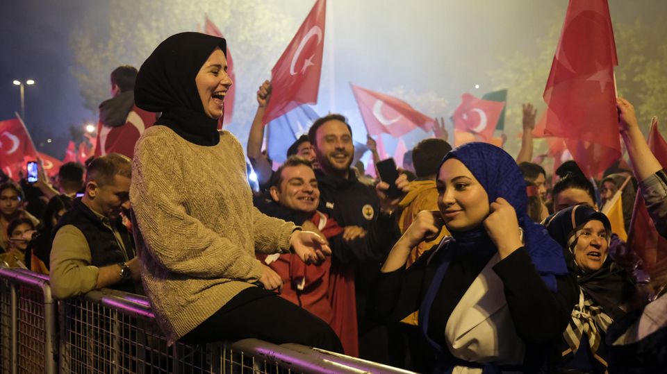 Anhänger von Präsident Recep Tayyip Erdogan feiern ausgelassen vor dem Hauptquartier der AKP in Istanbul