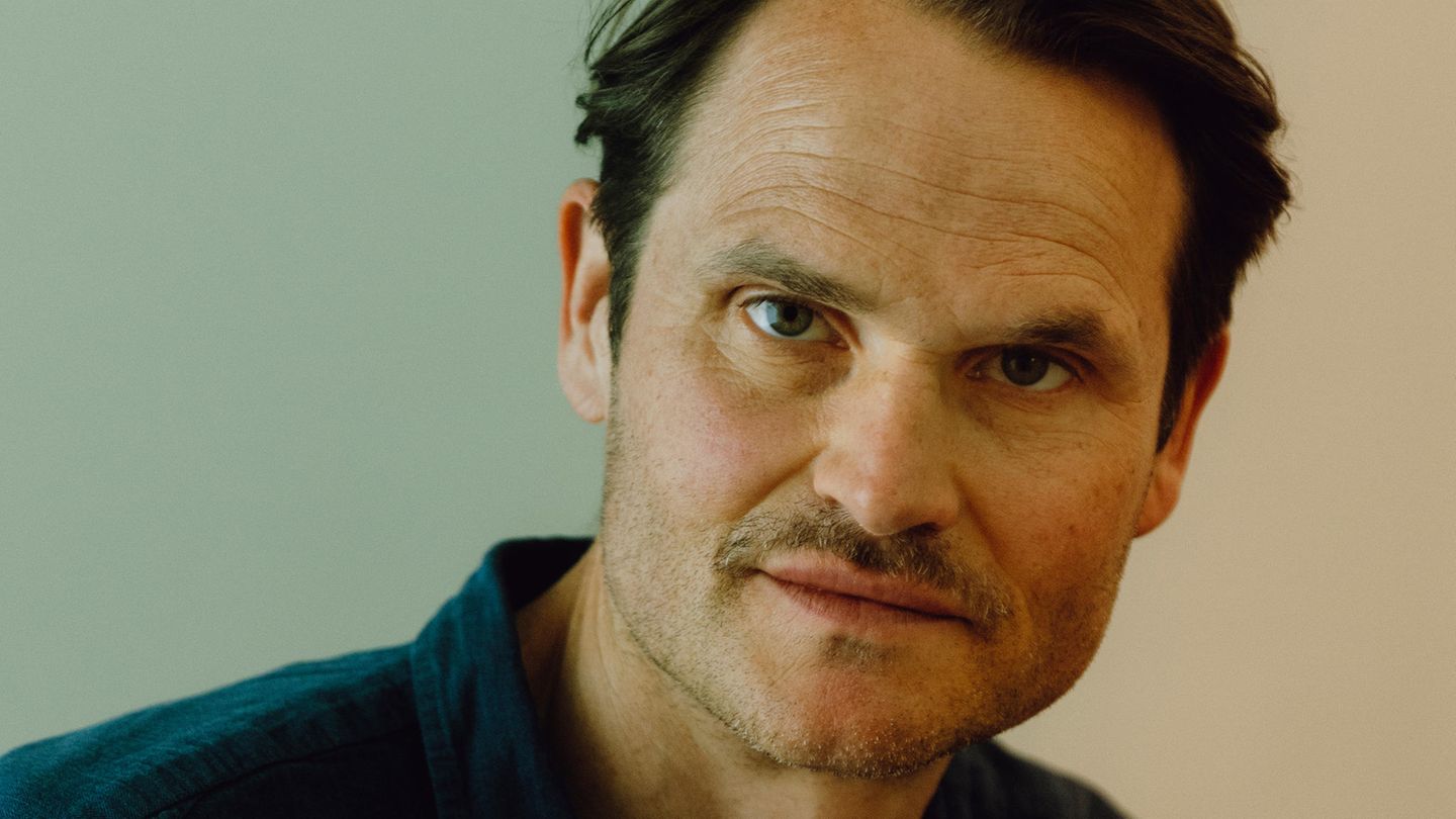 Fabian Hinrichs: Theaterstar, Autor, "Tatort"-Ermittler, Polizistensohn, Intellektueller