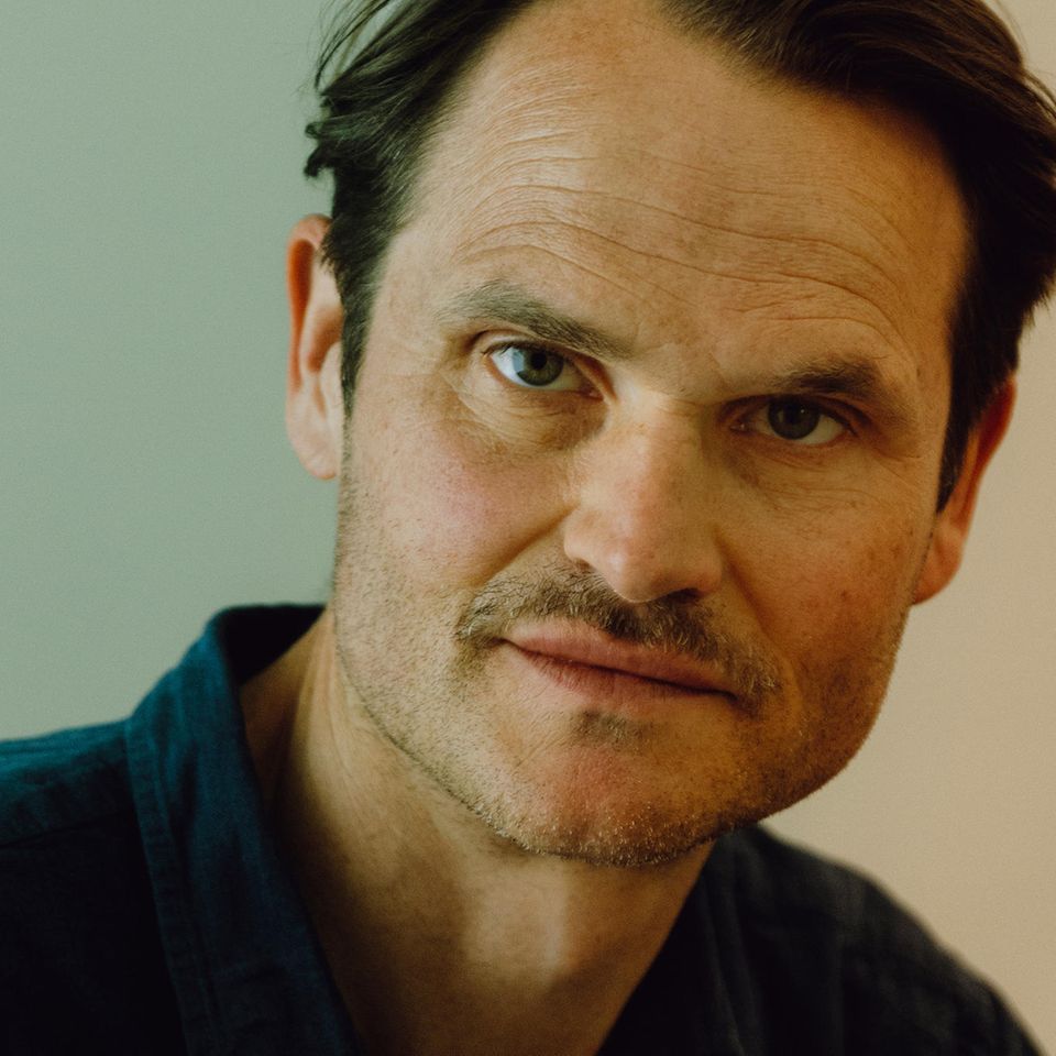 Fabian Hinrichs: Theaterstar, Autor, "Tatort"-Ermittler, Polizistensohn, Intellektueller