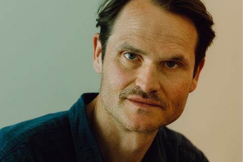 Fabian Hinrichs: Theaterstar, Autor, "Tatort"-Ermittler, Polizistensohn, Intellektueller