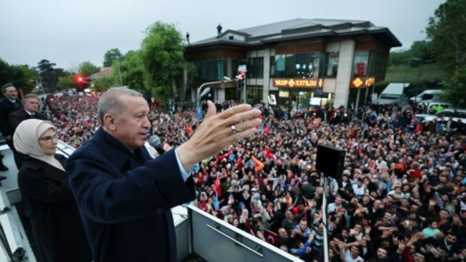 Erdogan nach seinem Wahlsieg vor Anhängern in Istanbul