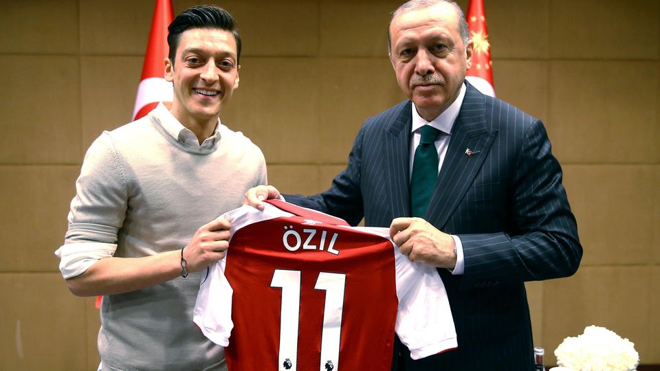 Kurz vor der WM 2018 wurde dieses Foto von Mesut Özil und Recep Tayyip Erdogan veröffentlicht. Es war der Auslöser für massive Kritik an Özil, der nach der WM aus der Nationalmannschaft zurücktrat.