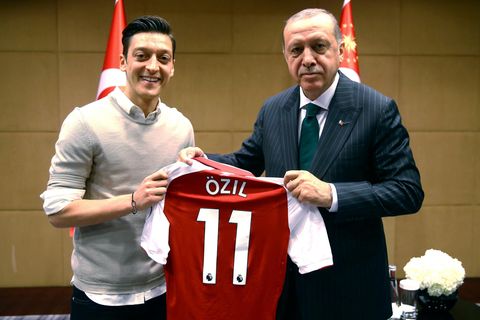 Kurz vor der WM 2018 wurde dieses Foto von Mesut Özil und Recep Tayyip Erdogan veröffentlicht. Es war der Auslöser für massive Kritik an Özil, der nach der WM aus der Nationalmannschaft zurücktrat.