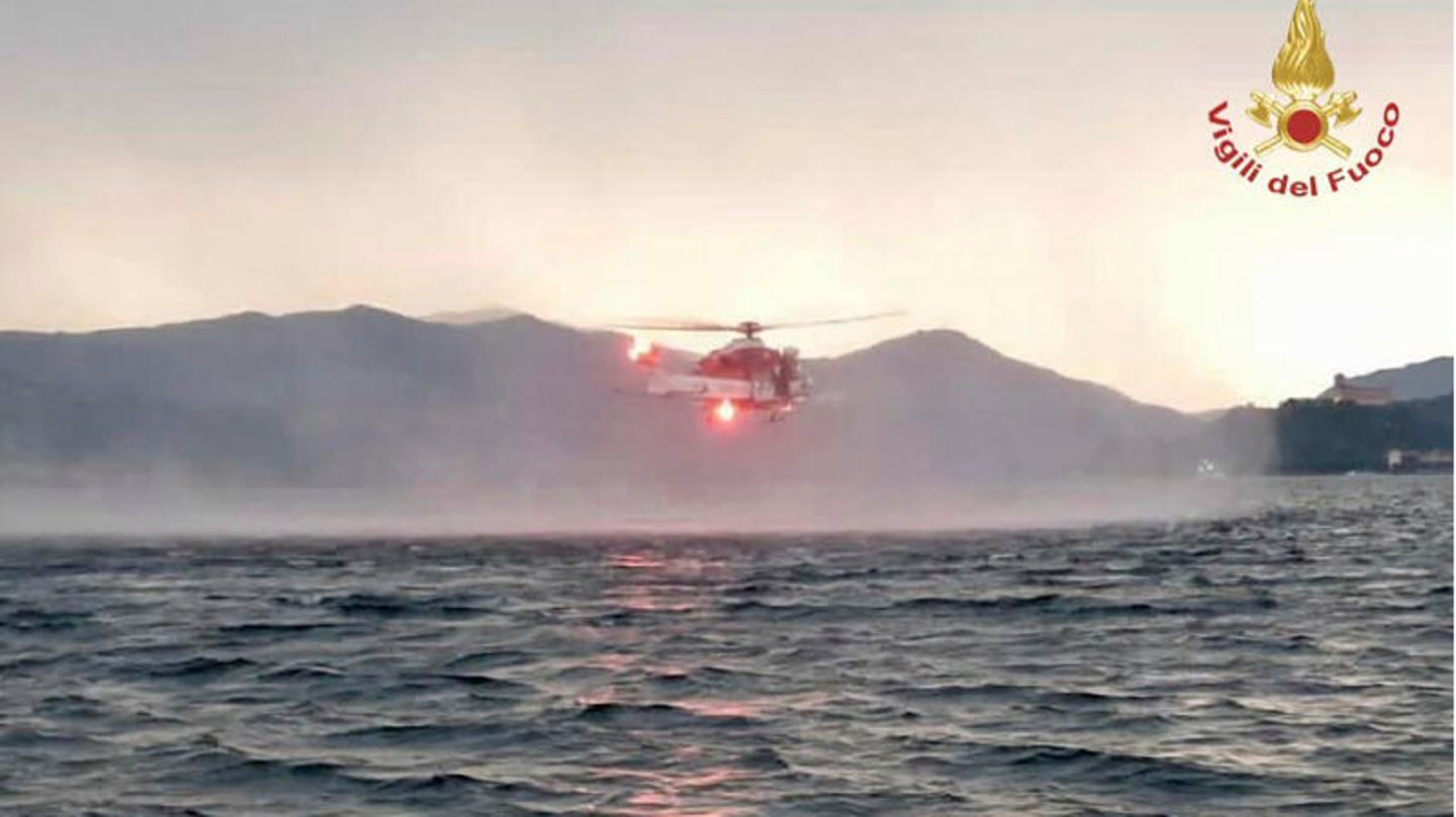 Ein Hubschrauber kreist über dem Lago Maggiore in Italien