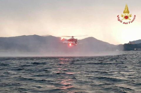 Ein Hubschrauber kreist über dem Lago Maggiore in Italien