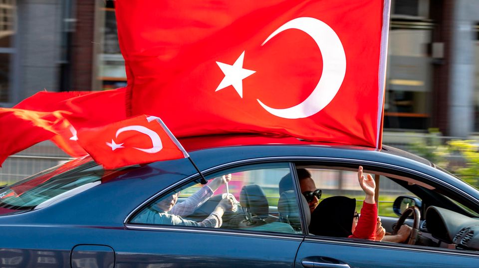 In Duisburg feiern am Sonntagabend Anhänger von Recep Tayyip Erdogan die Wiederwahl des türkischen Staatspräsidenten.