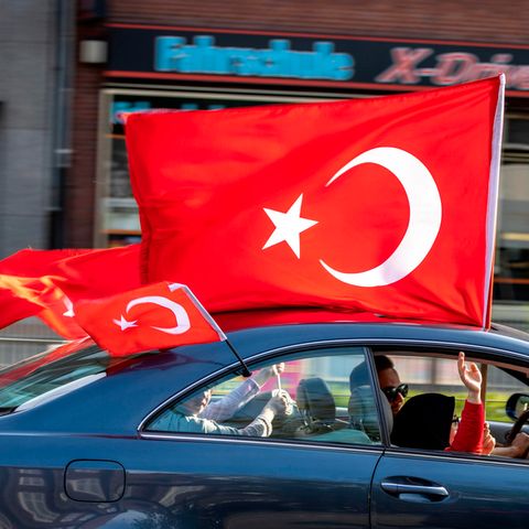 In Duisburg feiern am Sonntagabend Anhänger von Recep Tayyip Erdogan die Wiederwahl des türkischen Staatspräsidenten.