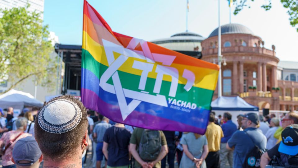 Das Konzert von Pink Floyd-Mitgründer Roger Waters in Frankfurt am Main wurde von Antisemitismus-Protesten begleitet. 