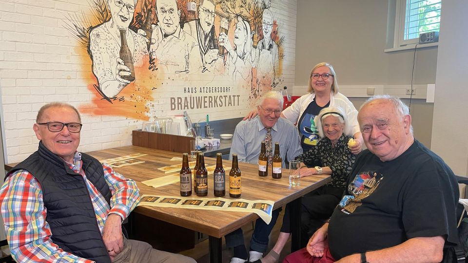 Sechs Rentner:innen treffen sich einmal die Woche in dem Wiener Altersheim, um gemeinsam Bier zu brauen. 
