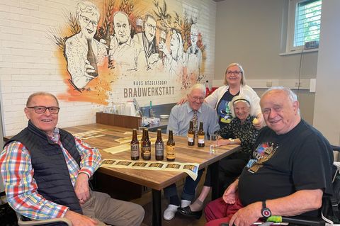 Sechs Rentner:innen treffen sich einmal die Woche in dem Wiener Altersheim, um gemeinsam Bier zu brauen. 