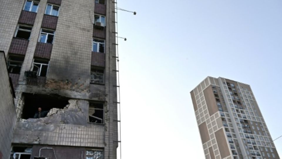 Beschädigtes Haus in Kiew nach russischem Drohnenangriff