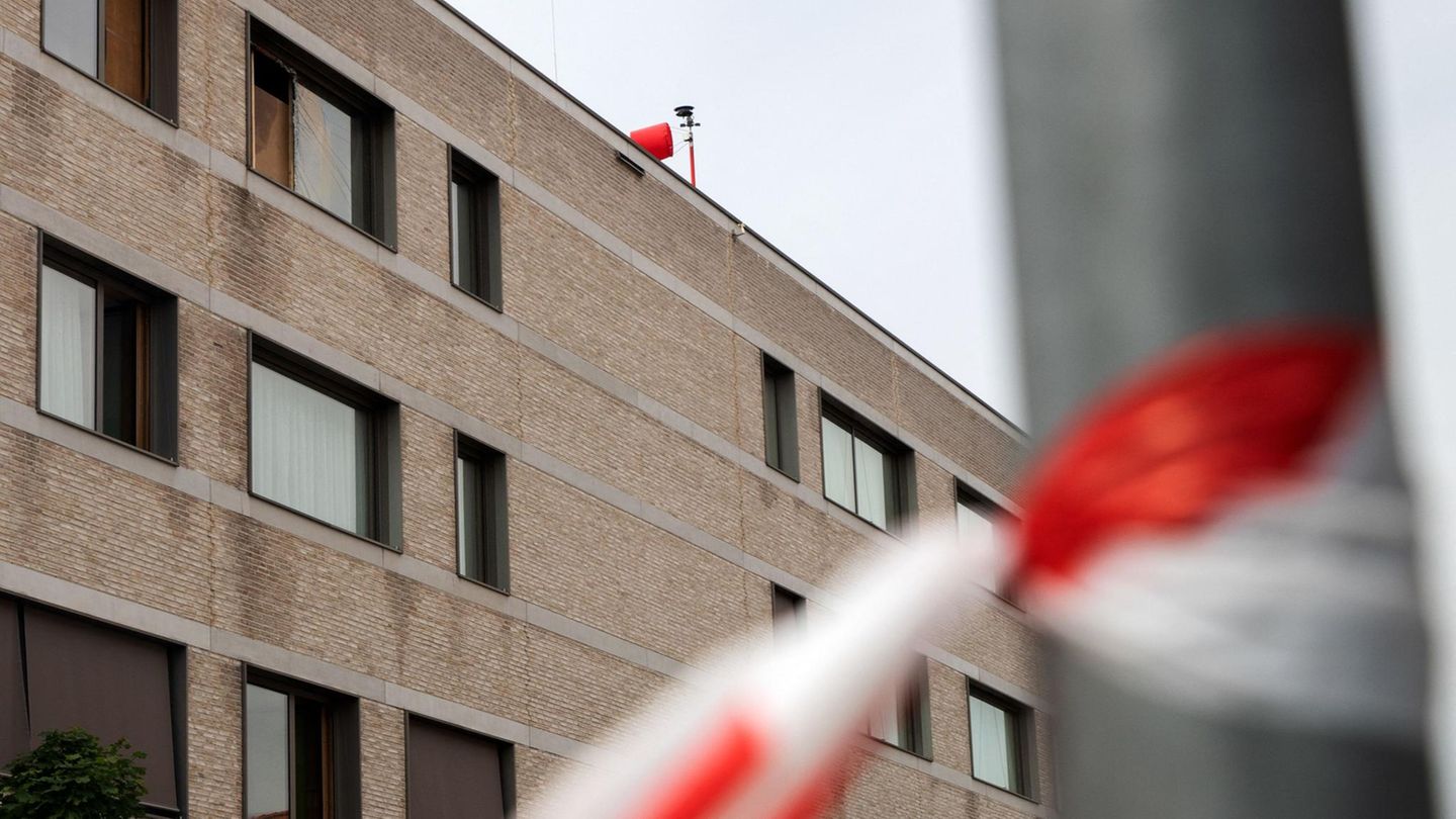 Zerstörte Fenster an einem Gebäude der Landeskliniken in Mödling