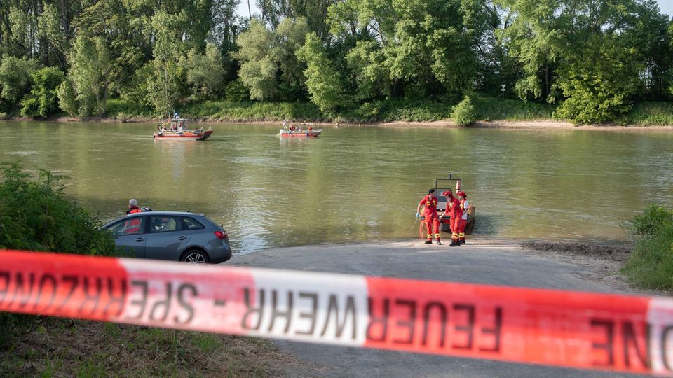 Wasserwacht, Feuerwehr und Rettungsdienste suchen im Rhein nach zwei Vermissten