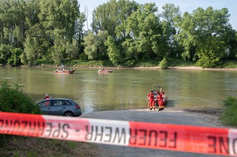 Wasserwacht, Feuerwehr und Rettungsdienste suchen im Rhein nach zwei Vermissten