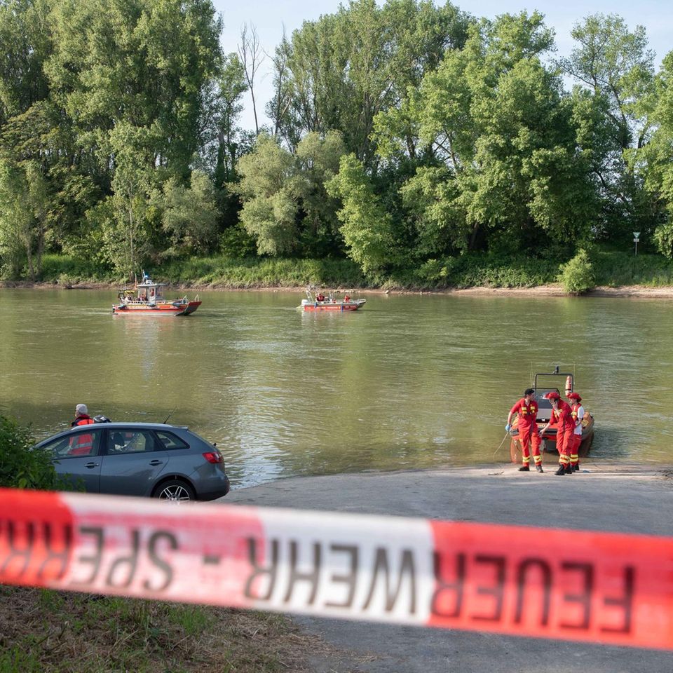 Wasserwacht, Feuerwehr und Rettungsdienste suchen im Rhein nach zwei Vermissten