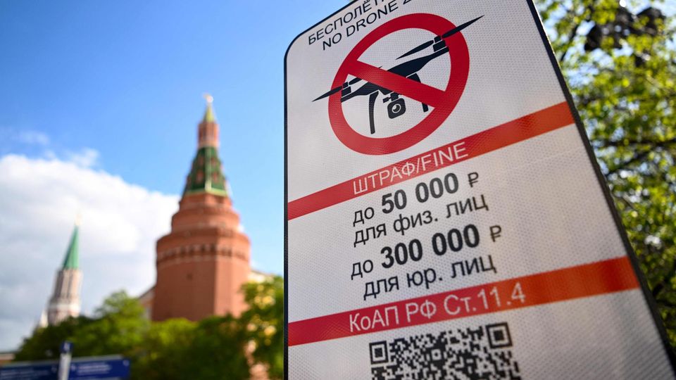 Ein Schild mit der Aufschrift "Drohnenverbotszone" in Moskau