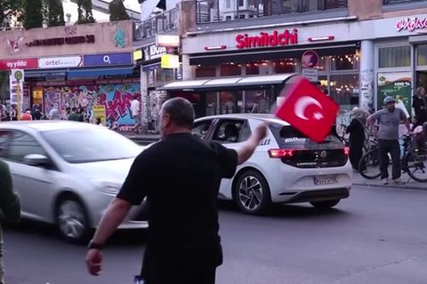 Video: Özdemir: Brauchen Zeitenwende gegenüber türkischen Ultranationalisten