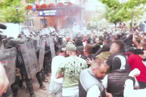 Video: Nato-Friedenssoldaten bei Ausschreitungen im Kosovo verletzt