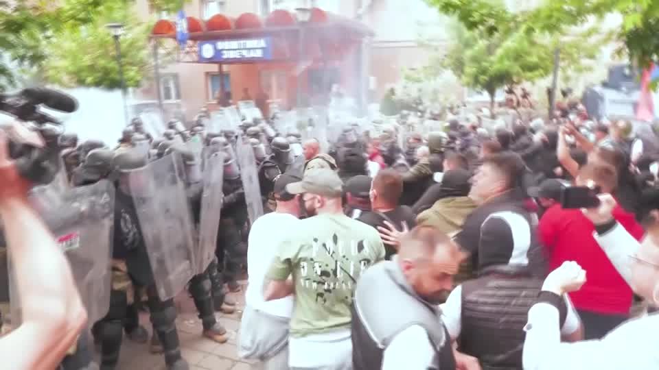 Video: Nato-Friedenssoldaten bei Ausschreitungen im Kosovo verletzt