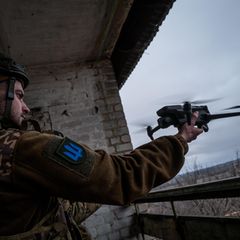 Ein ukrainischer Kämpfer startet eine Aufklärungsdrohne.