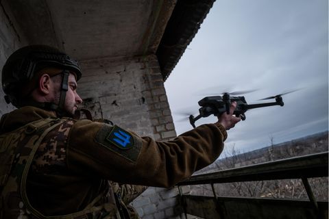 Ein ukrainischer Kämpfer startet eine Aufklärungsdrohne.