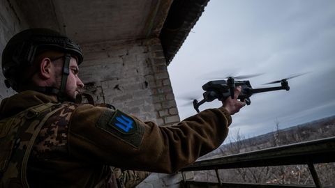 Ein ukrainischer Kämpfer startet eine Aufklärungsdrohne.