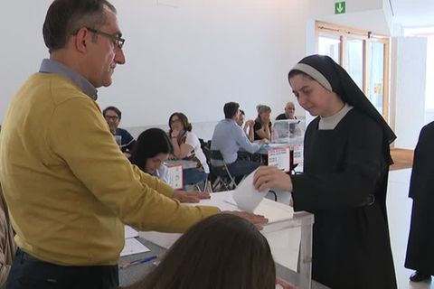 Video: Spanier sollen im Sommer vorzeitig wählen