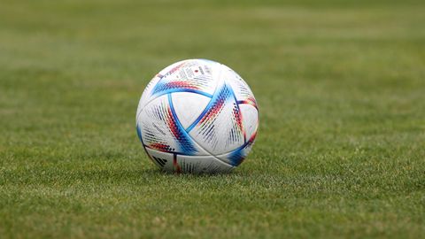 Ein Ball liegt auf dem Rasen: Der Fußball wurde am Wochenende in Frankfurt zur Nebensache