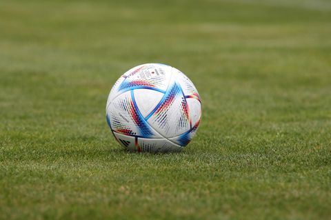 Ein Ball liegt auf dem Rasen: Der Fußball wurde am Wochenende in Frankfurt zur Nebensache