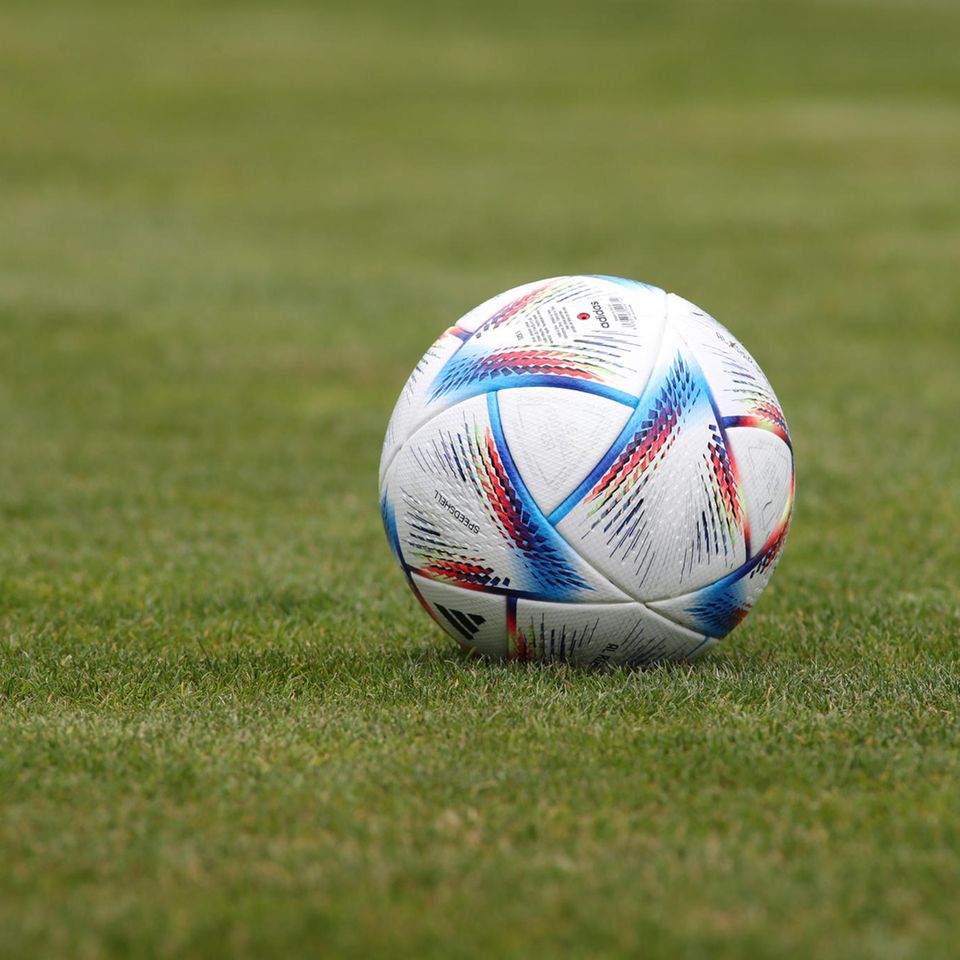 Ein Ball liegt auf dem Rasen: Der Fußball wurde am Wochenende in Frankfurt zur Nebensache