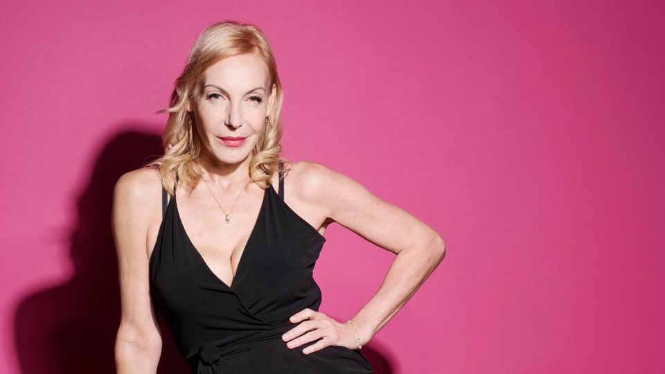 Ute Lemper vor pinkem Hintergrund