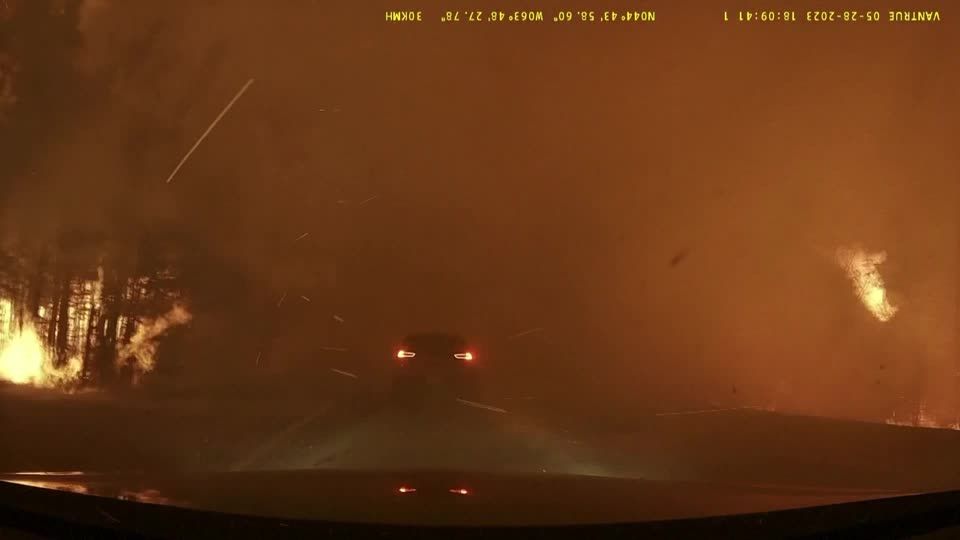Kanada: Nervenaufreibende Dashcam-Aufnahmen: Autofahrer steuern Pkw durchs Waldbrand-Inferno