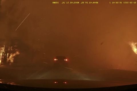 Kanada: Nervenaufreibende Dashcam-Aufnahmen: Autofahrer steuern Pkw durchs Waldbrand-Inferno