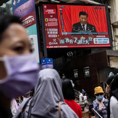 Ein Straßendisplay in Hongkong überträgt eine Parteitagsrede von Xi Jinping