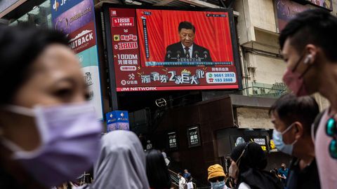 Ein Straßendisplay in Hongkong überträgt eine Parteitagsrede von Xi Jinping
