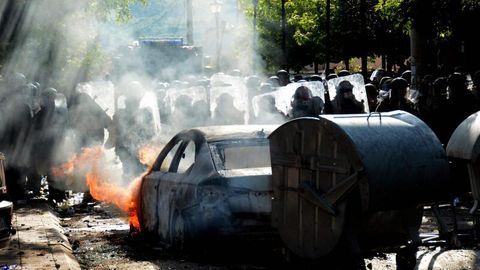 Kosovo: Ein Auto brennt in einer Straße