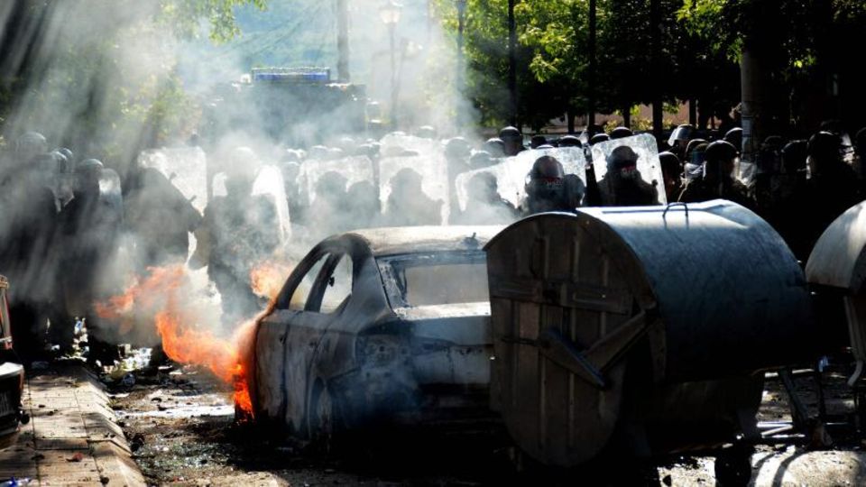 Kosovo: Ein Auto brennt in einer Straße