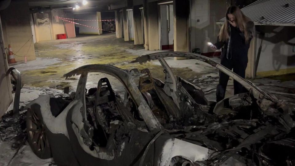 The Porsche GT3 burned out completely. 