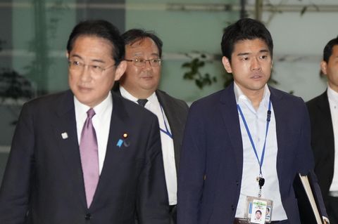 Japans Premierminister Fumio Kishida, neben ihm sein 32-jähriger Sohn Shotaro
