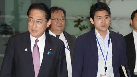 Japans Premierminister Fumio Kishida, neben ihm sein 32-jähriger Sohn Shotaro