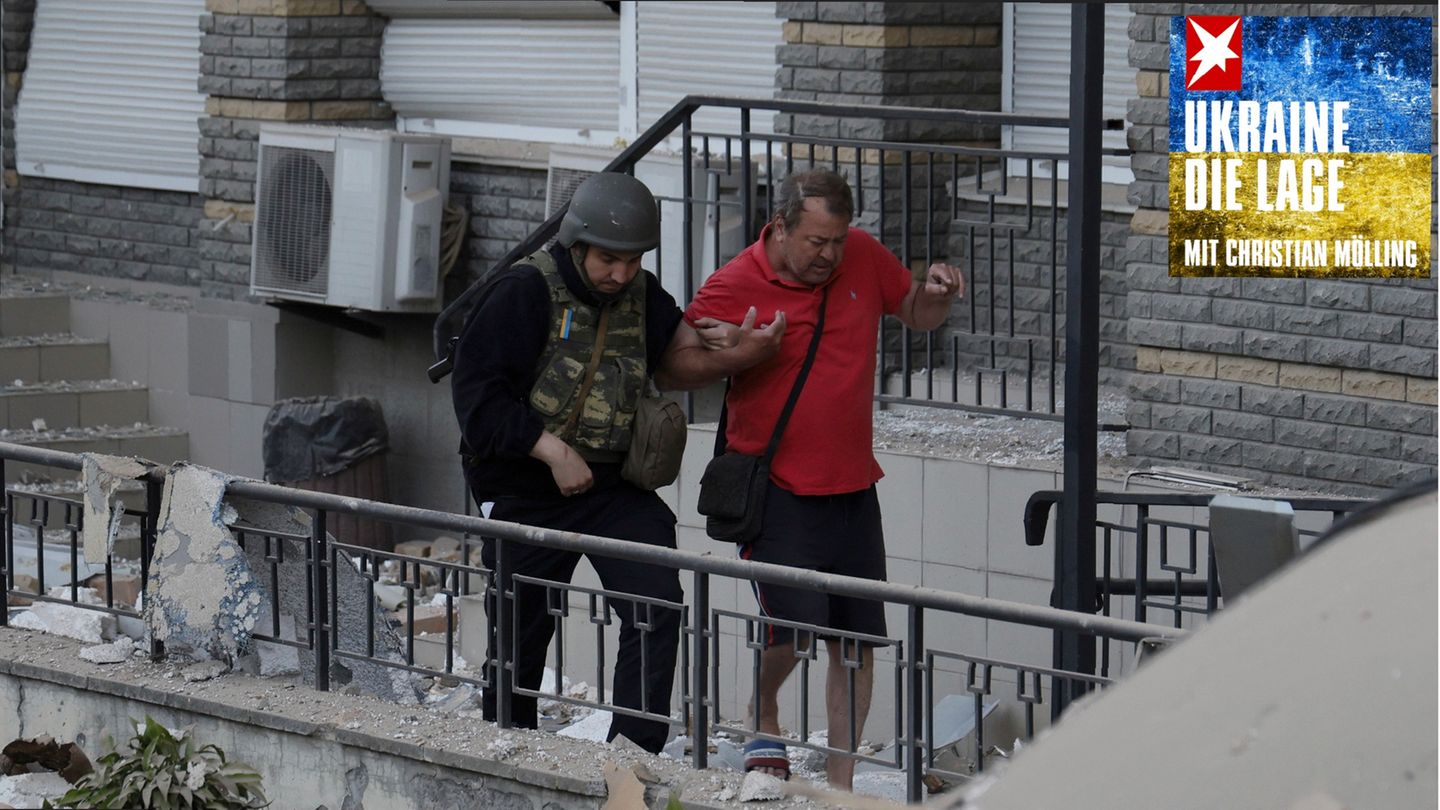Ukraine: Ein Polizist in Kiew bringt einen Bewohner eines mehrstöckigen Hauses zu einem Krankenwagen