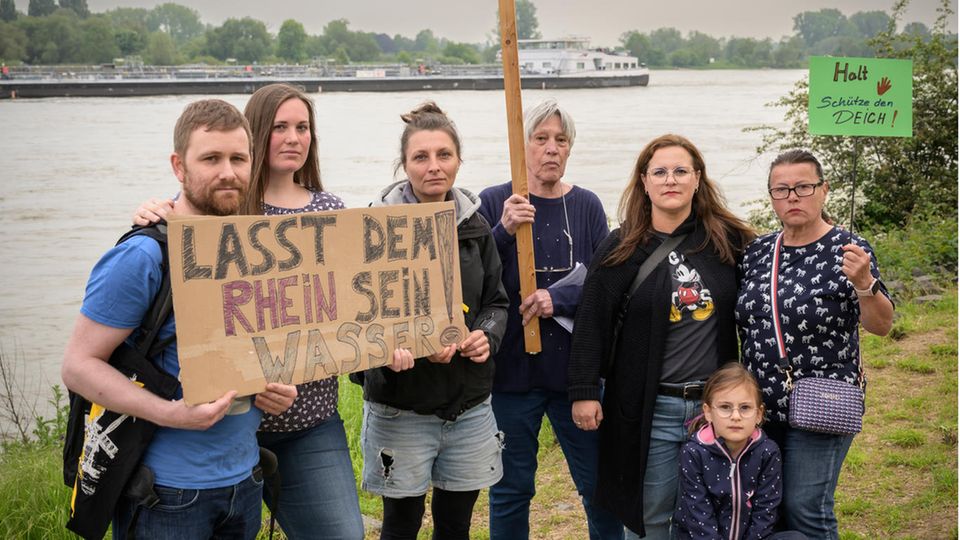 Protestierende Anwohnerinnen und Anwohner am Tagebau Hambach
