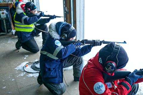 Schießtraining zur Eisbär-Abwehr: Forscher auf Spitzbergen erleben Klimawandel hautnah