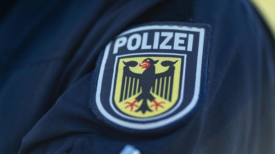 Beamte der Bundespolizei konnten einen seit vielen Jahren flüchtigen Mordverdächtigen in Dortmund dingfest machen (Symbolbild)