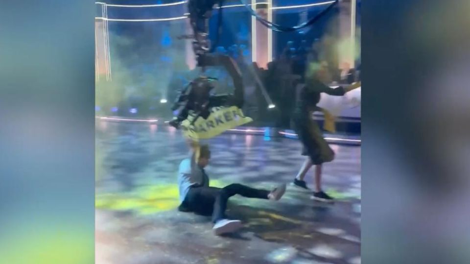 Während Live-Aufnahmen zu schwedischer „Let’s Dance“-Show: Kamerakran nietet Klimaaktivisten um