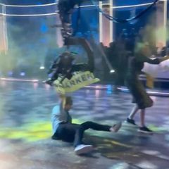 Während Live-Aufnahmen zu schwedischer „Let’s Dance“-Show: Kamerakran nietet Klimaaktivisten um