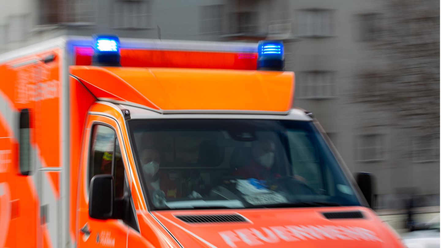 Ein Rettungswagen fährt mit Blaulicht durch eine Stadt